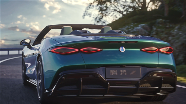 三电机超1000马力、零百2秒内！腾势Z软顶敞篷超跑官图发布