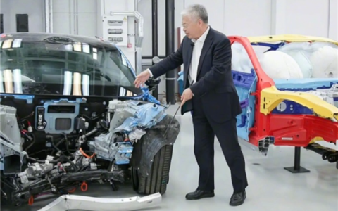 新一代SU7碰撞测试车被展示：1.44倍国标撞击 乘员舱结构完好