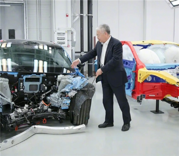 新一代SU7碰撞测试车被展示：1.44倍国标撞击 乘员舱结构完好