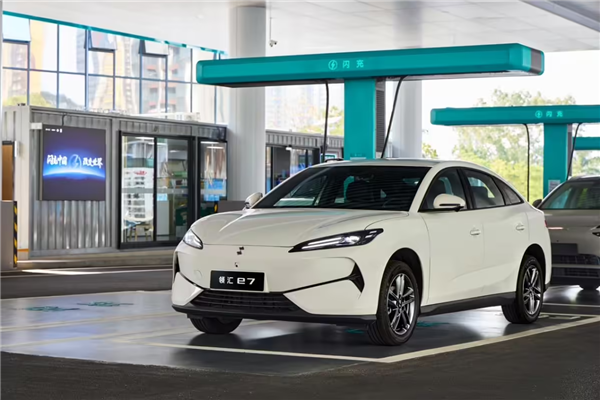 第二代刀片电池上车!比亚迪领汇e7上市:售价9.58万元起