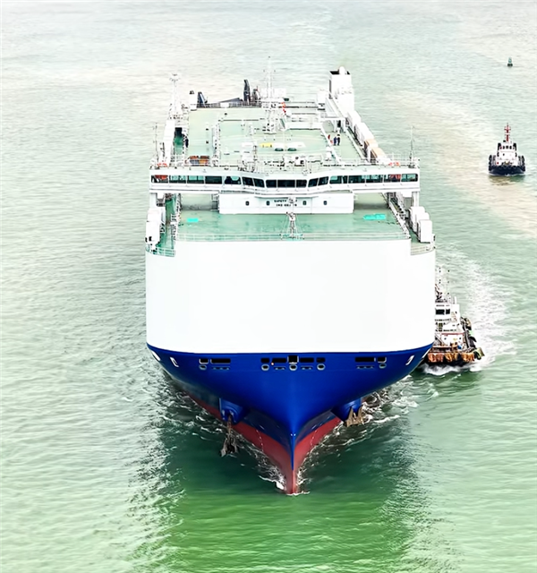 海上移动汽车城！中国制造全球首艘万车级运输船今日交付