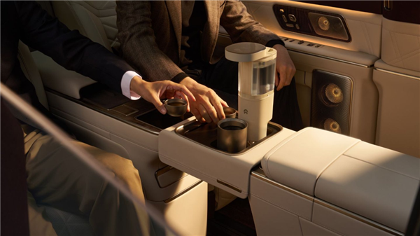 换商务装的李斌 来革MPV的命了