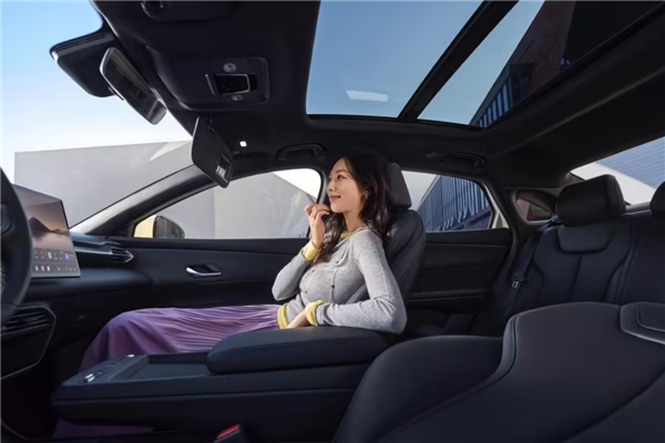 第二代刀片电池上车!比亚迪领汇e7上市:售价9.58万元起