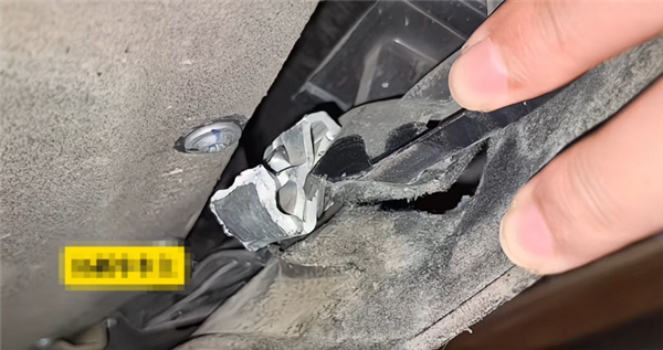 小卡扣断裂竟然要换整个电池包需掏13万 新能源车主崩溃了
