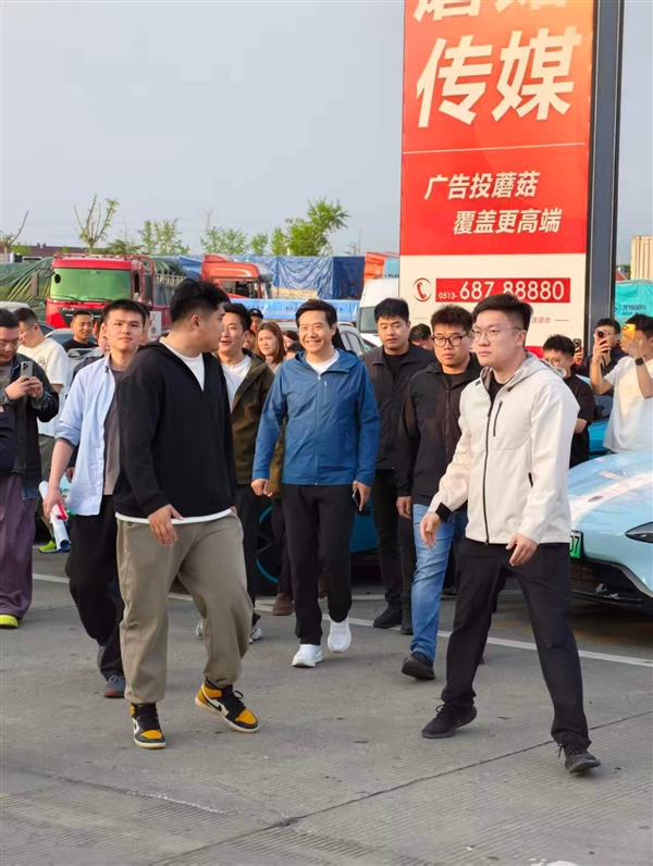 米粉欢迎雷军被造谣维权堵在车内！徐洁云：绝不会放任这种恶劣行径