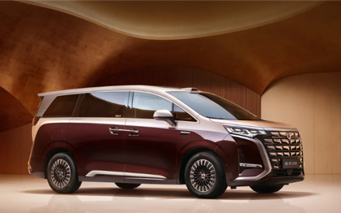 真把车主宠上天！比亚迪派直升机接10名腾势D9老车主参加发布会