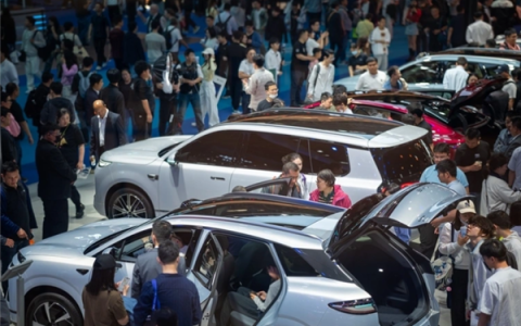 美国人羡慕哭了！花一辆美国新车的钱 在中国能买五辆电车