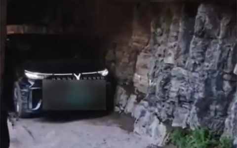 大爷开MPV强闯挂壁公路被刮成裸车！目击者：后视镜刮掉、轮胎也爆了