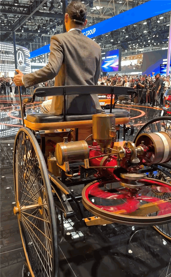 世界上第一台汽车“奔驰1号”现身北京车展！现场演示启动、行驶