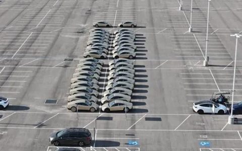 约60台特斯拉Cybercab量产版惊现得州工厂：方向盘竟然还在！