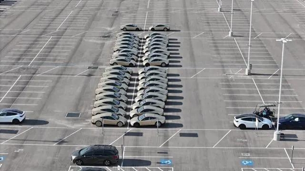 约60台特斯拉Cybercab量产版惊现得州工厂:方向盘竟然还在!