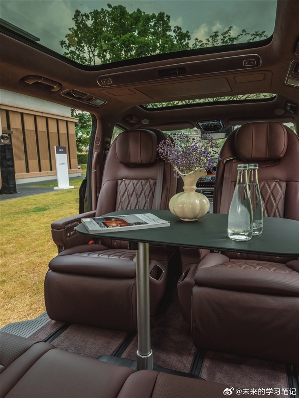 鸿蒙智行首款MPV 智界V9内饰实拍曝光：用上最新三联屏