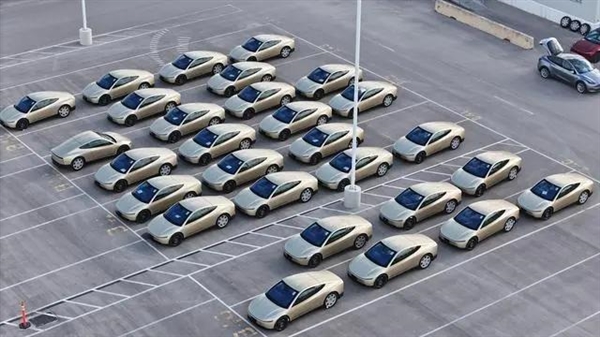 约60台特斯拉Cybercab量产版惊现得州工厂:方向盘竟然还在!