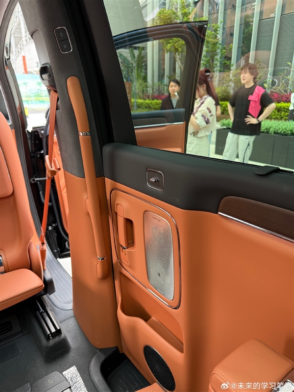 鸿蒙智行首款MPV 智界V9内饰实拍曝光：用上最新三联屏