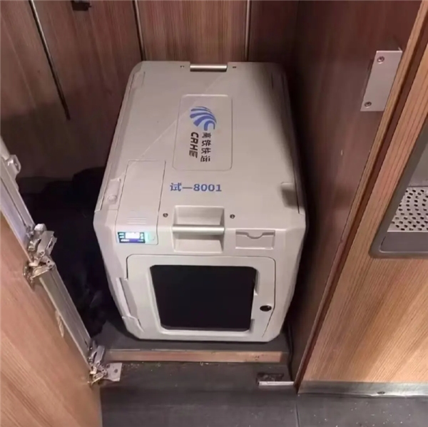 高铁宠物托运“爱宠行”服务今日正式推出 宠物箱科技量拉满