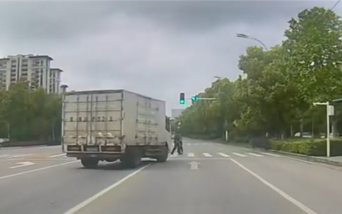 路口绿灯亮起货车突然压线“别车” 网友反手怒赞