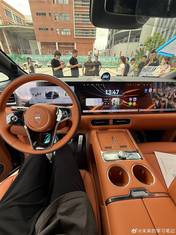 鸿蒙智行首款MPV 智界V9内饰实拍曝光：用上最新三联屏