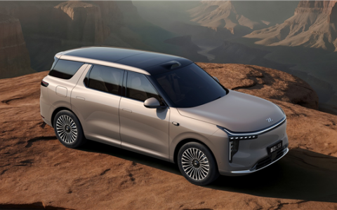 全系标配百万级灵蜥数字底盘3.0 智己LS8上市：24.98万起