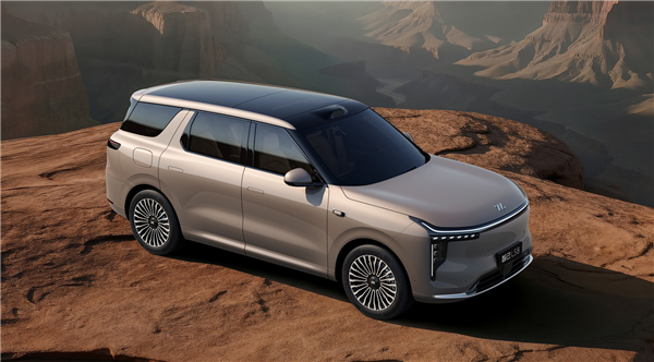 全系标配百万级灵蜥数字底盘3.0 智己LS8上市：24.98万起