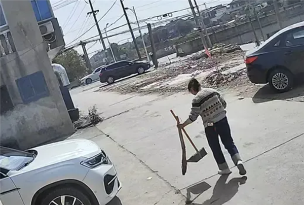 路人刚灭她又倒!女子两次将带火星的垃圾倒入垃圾桶:4辆汽车被烧毁