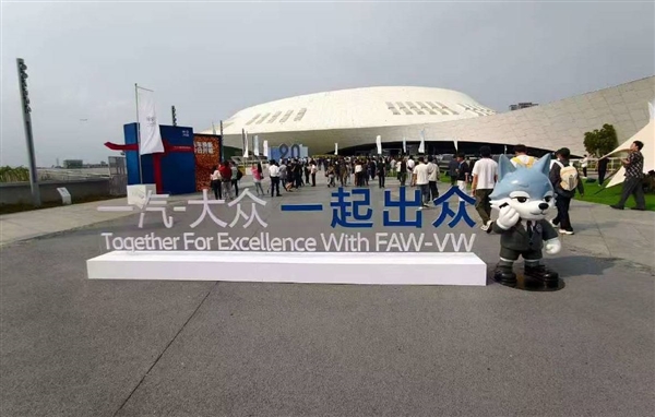 人们愿意相信张雪20年的逆袭 却不相信一个35年车企能在混动翻身