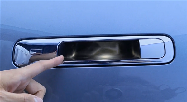 全新问界M9首发彩色投影大灯：舱内激光投影可玩性重磅升级