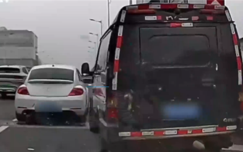 一运钞车变道时未被让行 竟斗气加速别车 交警：正在约谈双方车主