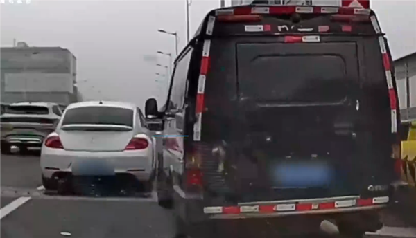 一运钞车变道时未被让行 竟斗气加速别车 交警：正在约谈双方车主