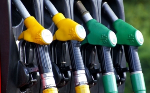 终于降了！4月21日24时油价将调整 加一箱油预计少花21元