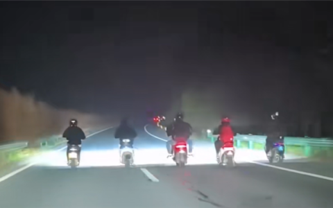 恶意堵路！五人并排在省道上骑摩托：几十辆车死死堵在身后