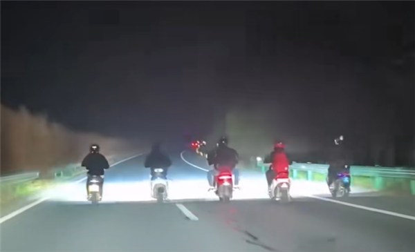 恶意堵路！五人并排在省道上骑摩托：几十辆车死死堵在身后