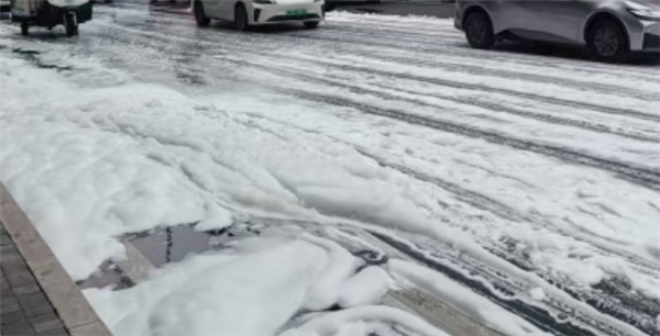 广州一电车街头撞围栏后起火燃烧!现场浓烟冲天 当地回应