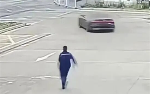 开奥迪却加霸王油！车主加完632元油逃单：员工4天工资打水漂