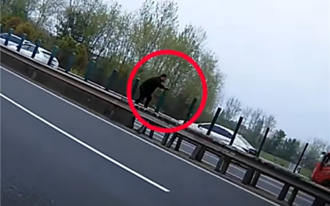 高速路快车道车辆追尾 男子肉身当警示牌：站护栏上来回摆手