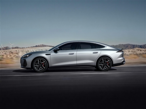 逮着奥迪猛薅 奇瑞艾瑞泽S亮相北京车展：前脸像极了A5L