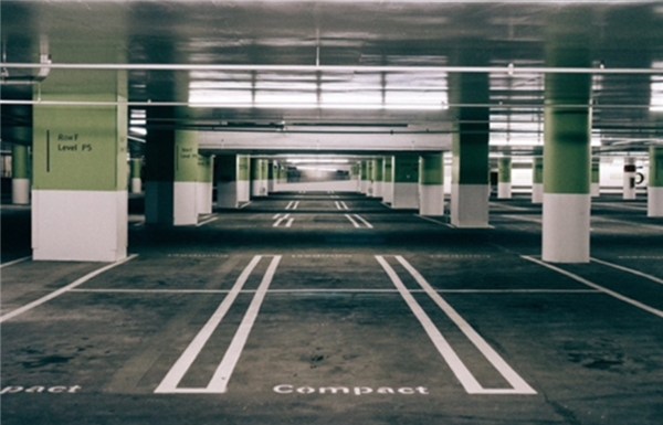 强烈呼吁改标准！车发福了车位却没变：车主被逼从后备箱爬出