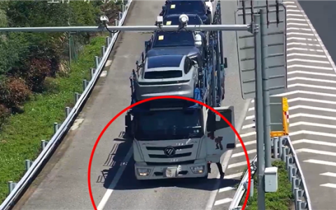 搬石砸脚！司机高速走错路口竟挡车牌倒车：被记21分