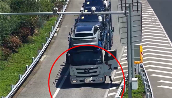 搬石砸脚！司机高速走错路口竟挡车牌倒车：被记21分