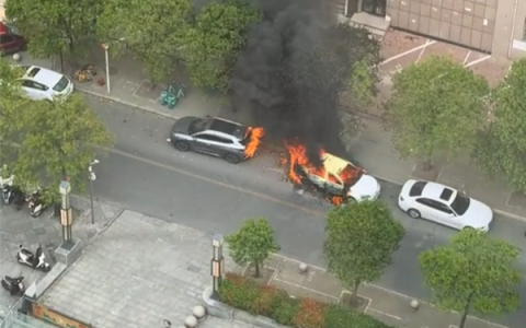 惊魂一刻！一电车自燃引燃邻车：司机及时撤离 爱车尾部仍遭焚毁