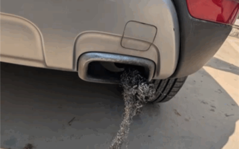 车辆排气管被堵塞钢丝球 女车主报警悬赏寻线索！网友：为啥被塞呢