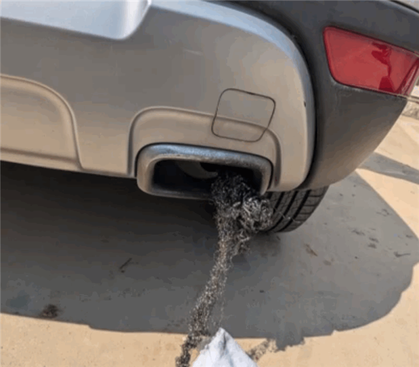 车辆排气管被堵塞钢丝球 女车主报警悬赏寻线索！网友：为啥被塞呢