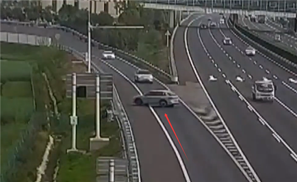 女子首次上高速就逆行进服务区充电：驾照分直接清零