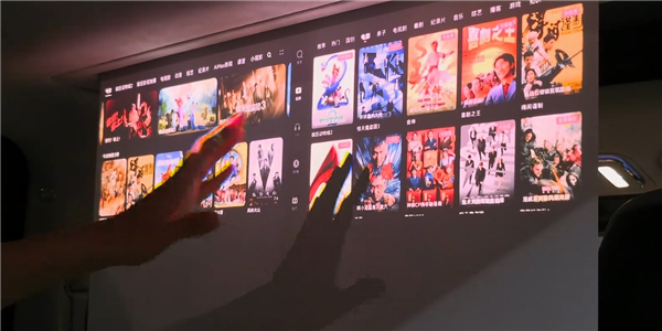 全新问界M9首发彩色投影大灯：舱内激光投影可玩性重磅升级