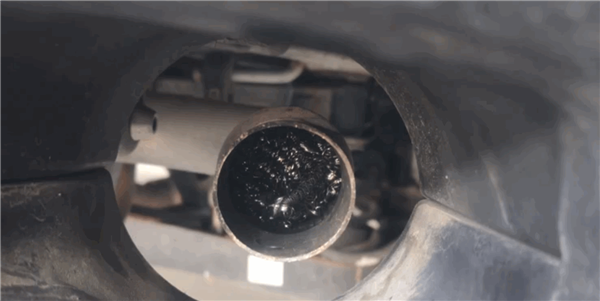 车辆排气管被堵塞钢丝球 女车主报警悬赏寻线索！网友：为啥被塞呢