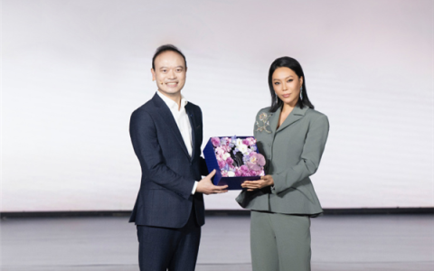 全球首台第二代腾势D9交付：车主为著名珠宝设计师万宝宝