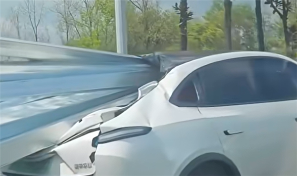 现实版死神来了！一小车被后车钢管贯穿：系货车操作不当追尾