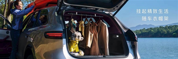 余承东现场展示问界M6大空间：202L智能前备箱+移动大衣柜