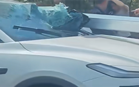 现实版死神来了！一小车被后车钢管贯穿：系货车操作不当追尾