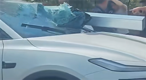 现实版死神来了！一小车被后车钢管贯穿：系货车操作不当追尾