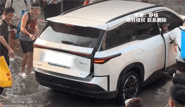 丰田SUV路过泼水节现场 被人打开后备箱泼水！车主：已报警 请求网友提供肇事者线索